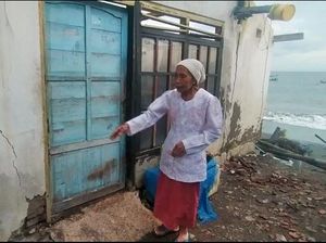 10 Rumah Rusak Berat Akibat Abrasi Pantai Pebuahan Jembrana