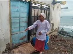 10 Rumah Rusak Berat Akibat Abrasi Pantai Pebuahan Jembrana