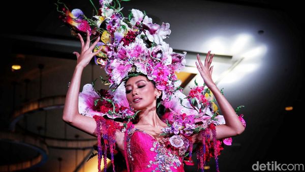 Foto: Harum Kostum Bunga Indonesia untuk Miss Supranational 2022