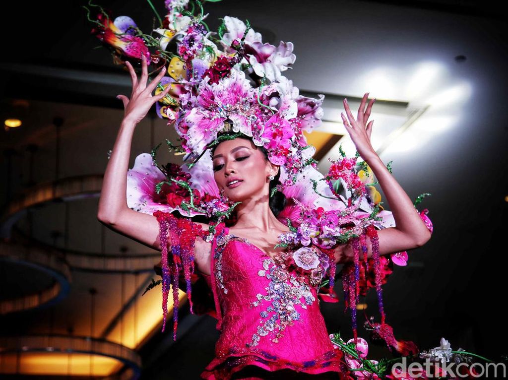 Foto: Harum Kostum Bunga Indonesia untuk Miss Supranational 2022