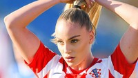 Di dunia sepakbola, Ana Maria Markovic rupanya menjadikan Cristiano Ronaldo sebagai pemain favorit. Yang ia suka dari CR7 adalah kedisiplinan dan pola pikirnya. Foto: Instagram @anamxrkovic  