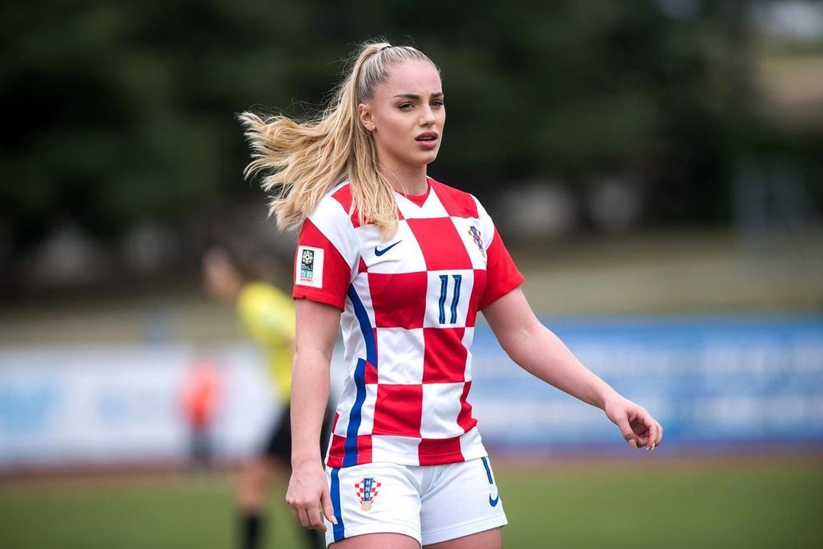 Kisah Pesepakbola Terseksi yang Nggak Mau Jadi Model (Instagram)