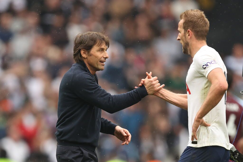LONDON, ENGLAND - MAY 15: Antonio Conte the manager / head coach of Tottenham Hotspur and Harry Kane of Tottenham Hotspur celebrate at full time of the Premier League match between Tottenham Hotspur and Burnley at Tottenham Hotspur Stadium on May 15, 2022 in London, United Kingdom. (Photo by James Williamson - AMA/Getty Images)