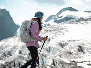 Aksi Lee Si Young Daki Gunung Tertinggi Korea Selatan Sambil Gendong Anak