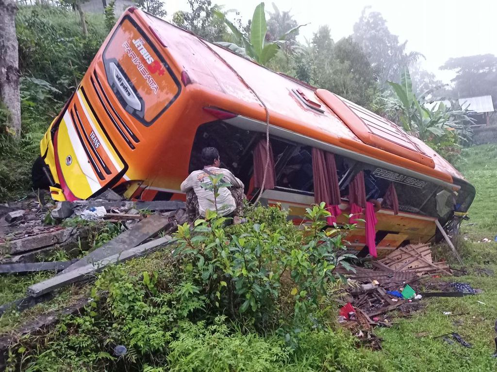 Resah dengan Seringnya Kecelakaan Bus Wisata, Sandiaga Sentil Tour Leader