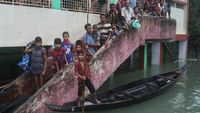 Bangladesh Banjir, Warga Ngungsi Bareng Hewan Ternak di Sekolah