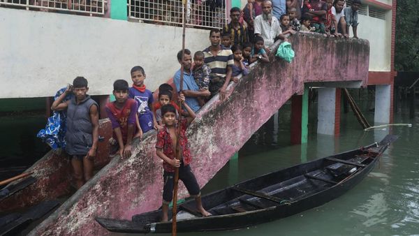 Bangladesh Banjir, Warga Ngungsi Bareng Hewan Ternak di Sekolah