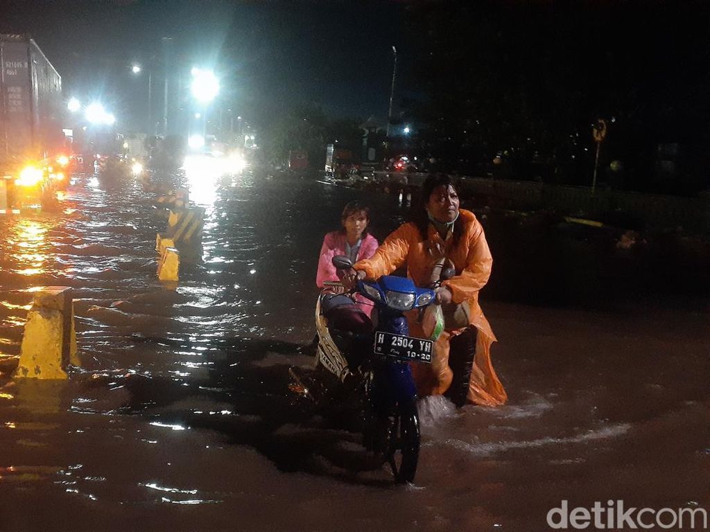 Kondisi Terkni Banjir Rob di Pelabuhan Tanjung Emas Semarang Malam Ini