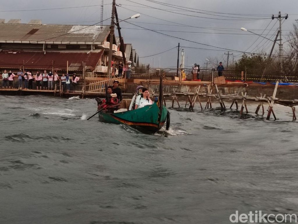 Banjir Rob Terjang Pelabuhan Semarang, Pekerja Pilih Pulang Lewat Jalur Laut