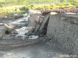Tanggul Sungai Regoyo Lumajang Jebol Diterjang Lahar Dingin Semeru