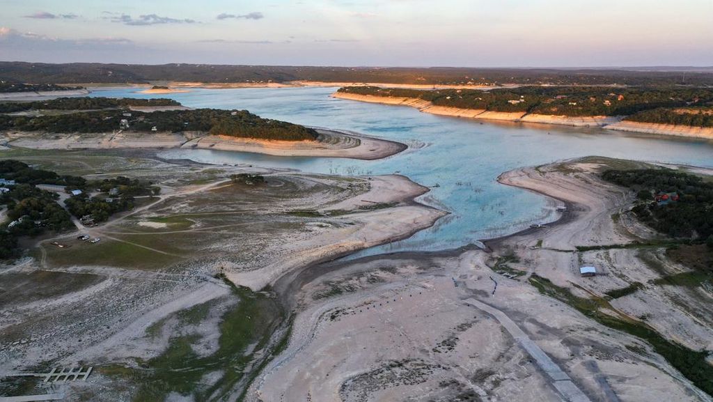 Foto Udara Danau di Texas yang Nyaris Kering Imbas Gelombang Panas Foto Udara Danau di Texas yang Nyaris Kering Imbas Gelombang Panas
