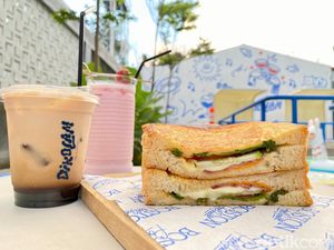 Dikolam: Nyantai Nikmati Sandwich dan Es Kopi Susu di Tepi Kolam Renang Dikolam: Nyantai Nikmati Sandwich dan Es Kopi Susu di Tepi Kolam Renang