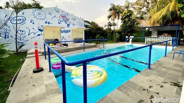 Seru! Makan Sandwich dan Waffle di Kafe Kolam Renang di Kemang