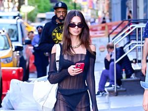 Emily Ratajkowsi Pakai Naked Dress saat Siang Bolong, Seksi Maksimal Emily Ratajkowsi Pakai Naked Dress saat Siang Bolong, Seksi Maksimal