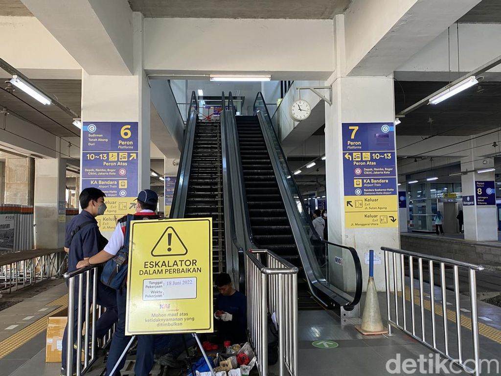 Ditarget Kelar Minggu, Eskalator Stasiun Manggarai Masih Rusak Senin Ini