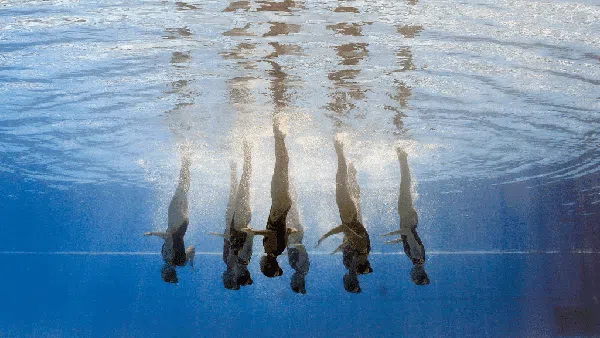 Foto-foto Mengagumkan Renang Artistik dari Dalam Air
