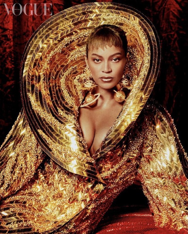 Beyoncé kenakan coat Schiaparelli Haute Couture/