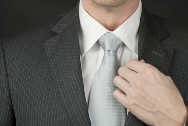 Four in Hand adalah jenis dasi paling standar dikenakan oleh laki-laki