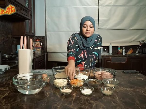 Pakai Paduan Marmer dan Kayu, Ini Nuansa Dapur Aurel Hermansyah