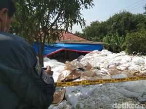 Jorok! Gunungan Limbah Popok di Karawang Bikin Warga Resah Jorok! Gunungan Limbah Popok di Karawang Bikin Warga Resah