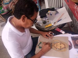 Unik, Seniman Recycle Asal Rendang Melukis di Kertas Minyak