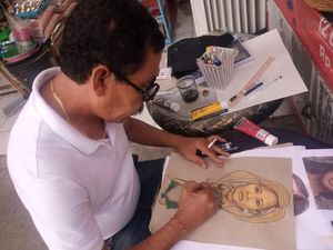 Unik, Seniman Recycle Asal Rendang Melukis di Kertas Minyak Unik, Seniman Recycle Asal Rendang Melukis di Kertas Minyak