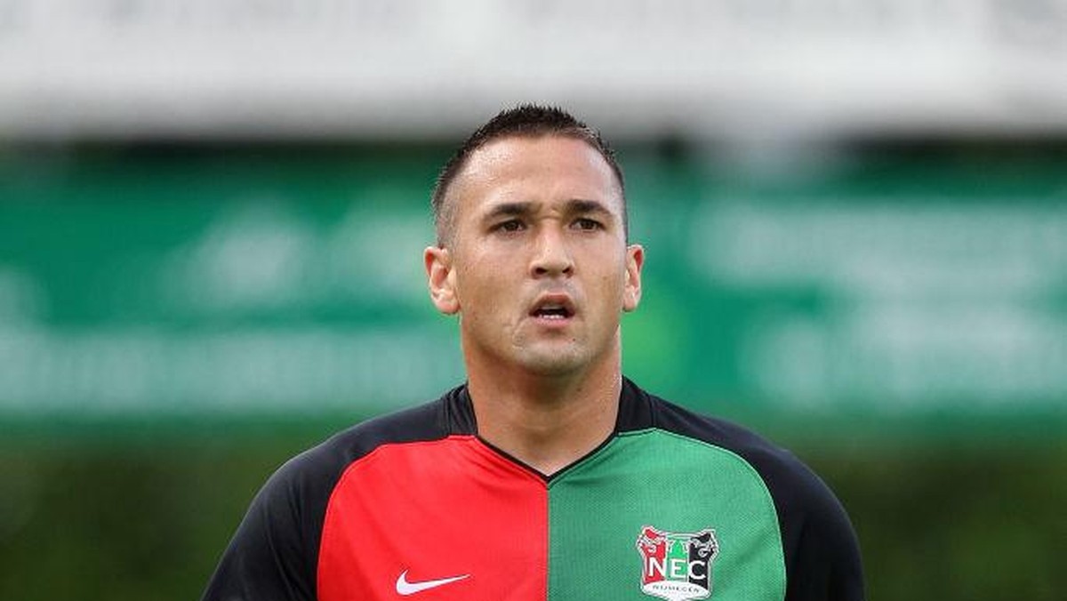 Eks striker Timnas Indonesia Jhonny van Beukering kini jadi penjaga klub striptis (PA Images via Getty Images/John Walton - EMPICS)
