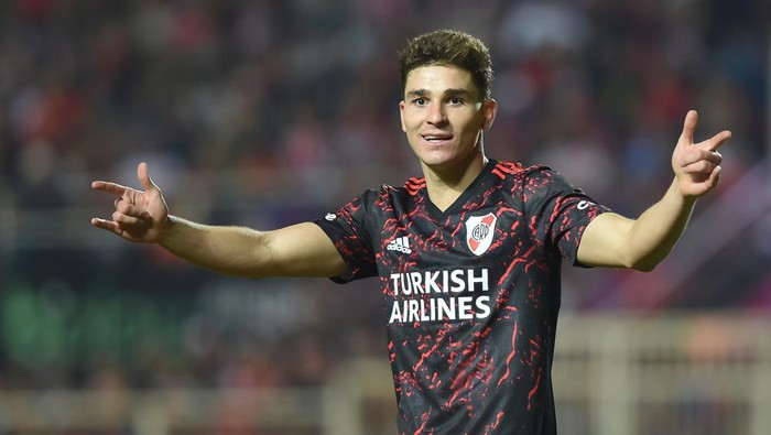 SANTA FE, ARGENTINA - JUNE 19: Julián Álvarez of River Plate celebrates after scoring his teams fifth goal during a match between Union and River Plate as part of Liga Profesional 2022 at Estadio 15 de Abril on June 19, 2022 in Santa Fe, Argentina. (Photo by Luciano Bisbal/Getty Images)