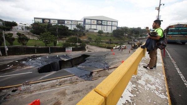 Kala Sinkhole di Tengah Jalan Guatemala Jadi Objek Foto Warga