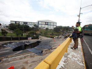 Kala Sinkhole di Tengah Jalan Guatemala Jadi Objek Foto Warga Kala Sinkhole di Tengah Jalan Guatemala Jadi Objek Foto Warga