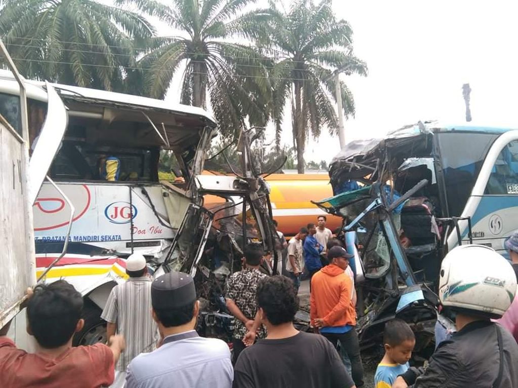 Penyebab Kecelakaan Maut 2 Bus di Labusel: PMS Nyalip di Tikungan
