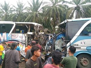 Korban Tewas Tabrakan Maut Bus Jalinsum Labusel Bertambah Jadi 6 Orang Korban Tewas Tabrakan Maut Bus Jalinsum Labusel Bertambah Jadi 6 Orang