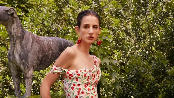 10 Koleksi Carolina Herrera Resort 2023, Busana Liburan yang Glamour