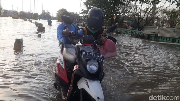 Potret Pekerja Tembus Banjir Rob di Pelabuhan Semarang
