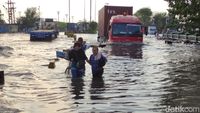 Penampakan Banjir Rob di Pelabuhan Semarang Sore Ini