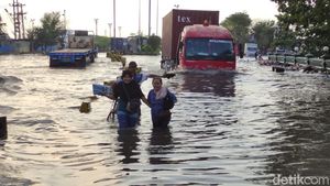 Penampakan Banjir Rob di Pelabuhan Semarang Sore Ini