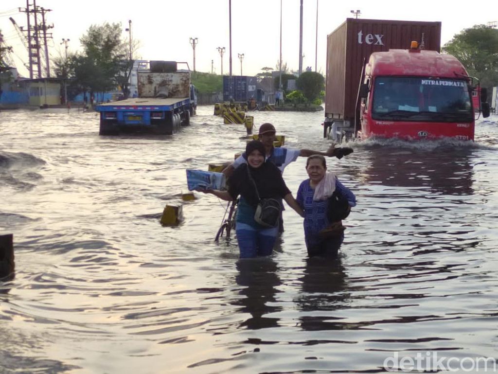 Penampakan Banjir Rob di Pelabuhan Semarang Sore Ini