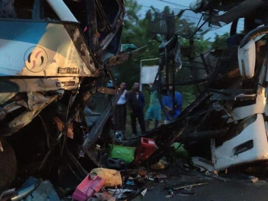 Detik-detik Kecelakaan Maut 2 Bus di Labusel-3 Orang Tewas