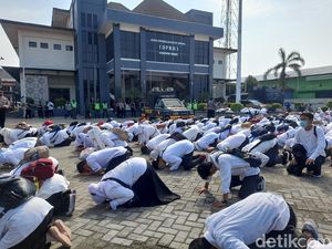 Honorer Nakes Brebes Aksi Sujud di Halaman DPRD, Tuntut Diangkat PPPK