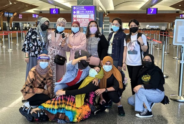 Mbok Cikrak mengurus kepulangan TKI bermasalah/ Foto: facebook.com/Mbok Cikrak REAL