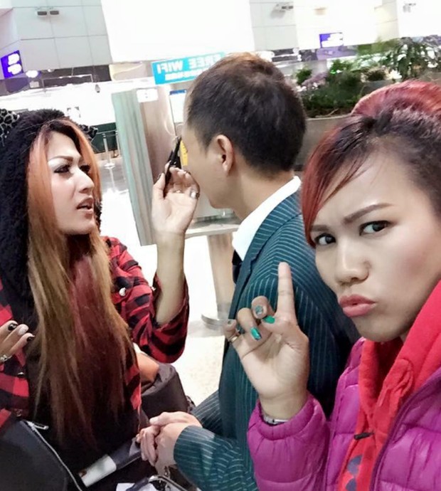 Mbok Cikrak selalu merias TKI sebelum masuk ke pesawat/ Foto: facebook.com/Mbok Cikrak REAL