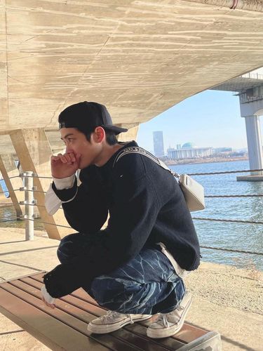 Menurut perwakilan pejabat Prada, Jae Hyun memiliki pesona luar biasa yang sesuai dengan citra brand Prada. Bahkan dengan tampilan santai, triangle bag Prada yang dikenakan Jaehyun membuatnya semakin bergaya. (Foto: instagram.com_jeongjaehyun)