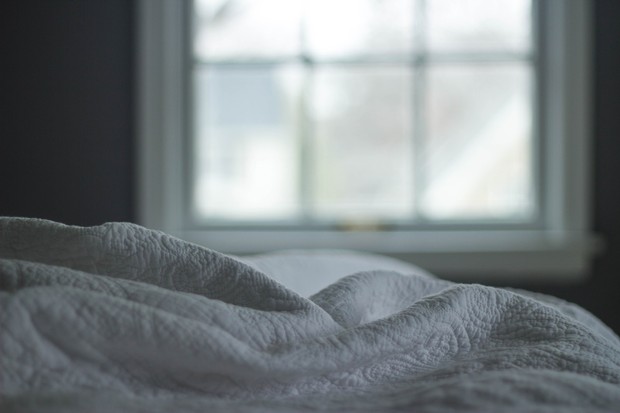 Merapikan tempat tidur sebagai permulaan hari/Foto: Pexels/Kristin Vogt