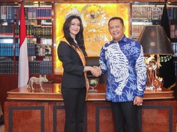 Bamsoet Beri Motor Listrik untuk Juara Puteri Otonomi Daerah Indonesia