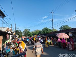 Pasar Bringkoning Sampang Disegel, Pedagang Berjualan di Pinggir Jalan