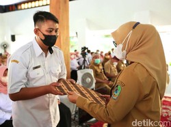 Bupati Ipuk Serahkan SK PPPK untuk 958 Guru di Banyuwangi