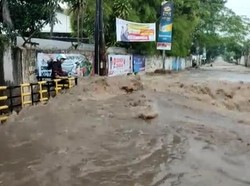 Ngeri! Pemotor Terjebak Banjir di Cimahi