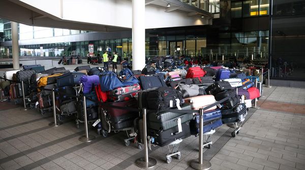 Penampakan Lautan Koper di Bandara Heathrow Inggris