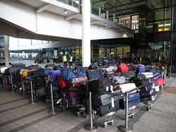 Penampakan Lautan Koper di Bandara Heathrow Inggris
