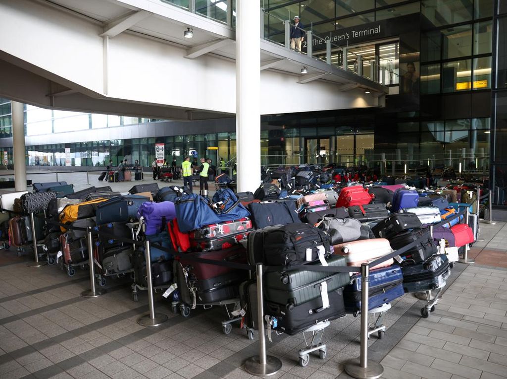 Penampakan Lautan Koper di Bandara Heathrow Inggris Penampakan Lautan Koper di Bandara Heathrow Inggris